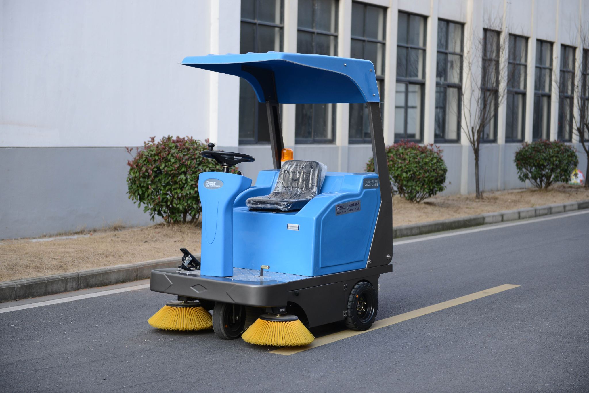 T-1400 Ride-On Floor Sweeper