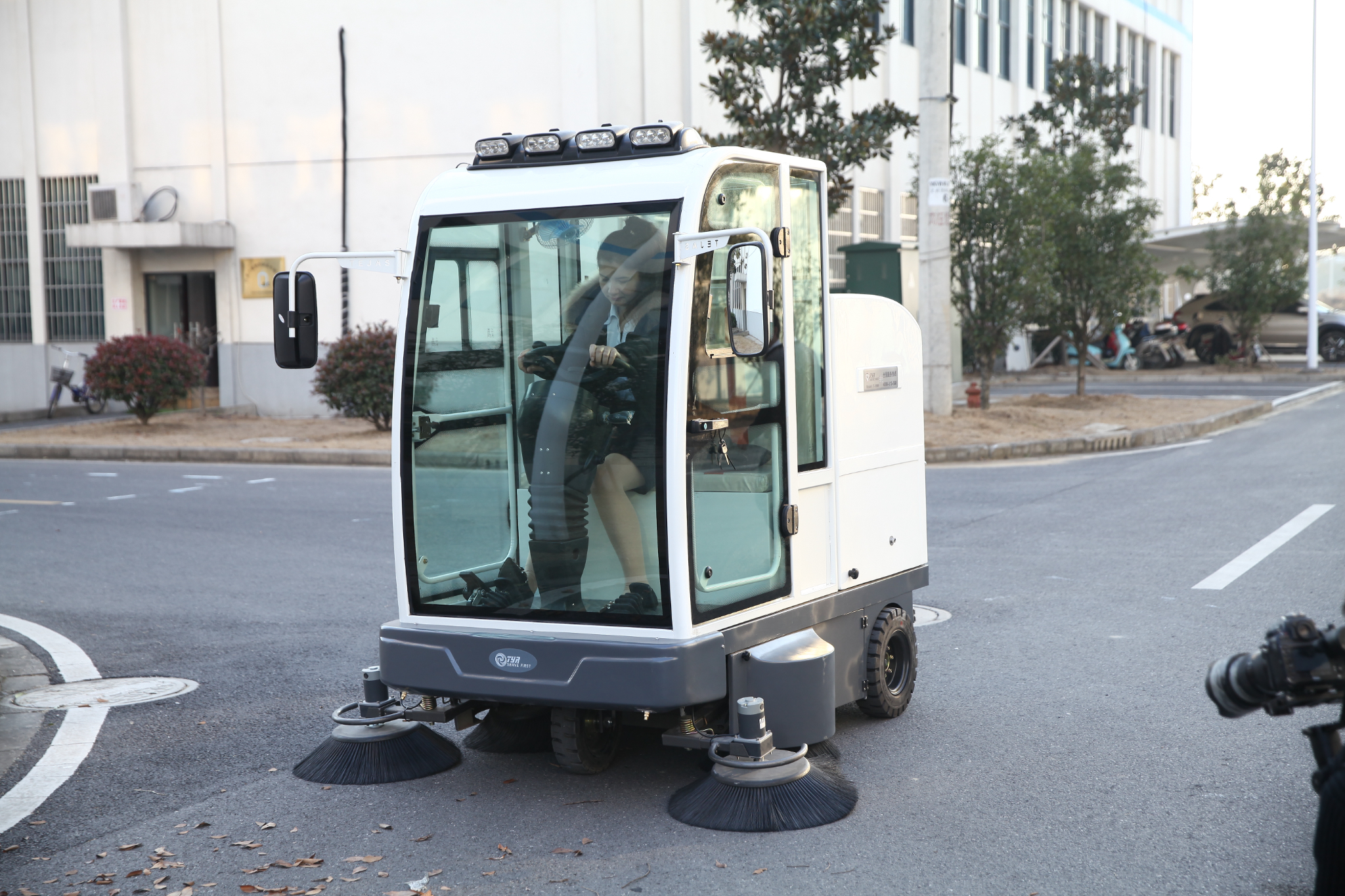 T-1900 Ride On Floor Sweeper